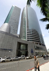The two-building headquarters of Rizal Commercial Banking Corp. (RCBC) is seen in Manila's Makati financial district on September 17, 2008. RCBC, the Philippines' seventh-largest lender, is setting aside 20.85 million USD in provisions for possible losses arising from its exposure to collapsed US investment bank Lehman Brothers. The Central Bank offered emergency lending to banks with exposure, but its governor, Amando Tetangco, said the local banking system is adequately capitalised and their combined exposure is just three to four percent of their capital base. AFP PHOTO/JAY DIRECTO