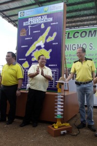 President Benigno S. Aquino III, assisted by Energy Secretary Zenaida Monsada and Bohol Governor Edgardo Chatto, turns on the LED lights in Region VII map during the Switch-On Ceremony for the Electrification of the 2,651 Sitios in Region VII under the Sitio Electrification Program at the DOTC Project Monitoring Office in Barangay Lourdes, Panglao, Bohol on Wednesday (March 02). (Photo by Benjie Basug / Malacañang Photo Bureau)
