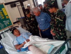 Philippines Defense Secretary Voltaire Gazmin (2nd R) and military chief General Hernando Iriberri (R) visit one of the 53 wounded soldiers at a military hospital in Zamboanga on the southern Philippine island of Mindanao on April 10, 2016, a day after soldiers clashed with the extremist Abu Sayyaf group. The Philippine offensive against the extremist Abu Sayyaf group after a spate of kidnappings left 18 soldiers and five fighters dead in the worst violence in the troubled south this year, authorities said on April 10. / AFP PHOTO / STR