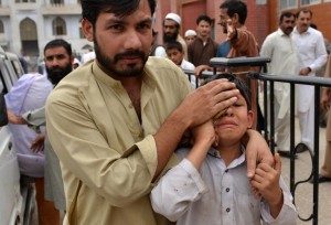 An injured Pakistani boy reacts as he arrives at a hospital following an earthquake in Peshawar on April 10, 2016. A 6.6-magnitude quake struck northeast Afghanistan on April 10, the US Geological Survey said, with tremors also felt in Pakistan and India. / AFP PHOTO / A MAJEED