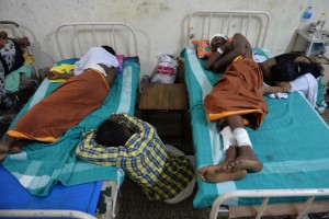 Family members and injured victims  of the deadly fire explosion that rocked the Hindu Goddess, Puttingal Devi Temple in Paravur, 60kms North-West of Thiruvananthapuram in Kerala, sleep at the Kollam Distict Hospital, on the late evening of April 10, 2016. More than 100 people have died and 350 injured when fireworks meant to be lit for festivities caught fire and exploded near the temple where thousands of people had gathered to witness the extravanganza on the early hours of April 10. / AFP PHOTO / MANJUNATH KIRAN