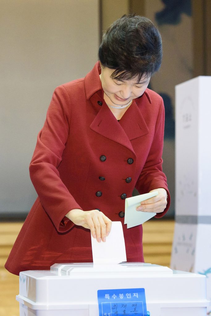 This handout photo taken on April 13, 2016 and released by South Korean presidential Blue House shows South Korean President Park Geun-Hye casting her vote for the parliamentary elections at a polling station in Seoul. South Koreans voted on April 13 in legislative elections clouded by North Korean nuclear threats and the multiple challenges facing Asia's fourth-largest economy, as President Park Geun-Hye enters the final stretch of her term in office. / AFP PHOTO / The Blue House / THE BLUE HOUSE