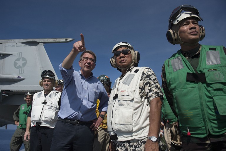 In this image released by the US Department of Defense, US Secretary of Defense and Philippine Secretary of National Defense Voltaire Gazmin (2nd R) tour the USS Stennis aircraft carrier as it sails the South China Sea April 15, 2016. Carter is visiting the Philippines to solidify the rebalance to the Asia-Pacific region. / AFP PHOTO / Digital / Senior Master Sgt. Adrian Cadiz / RESTRICTED TO EDITORIAL USE - MANDATORY CREDIT "AFP PHOTO / US DEPARTMENT OF DEFENSE / Senior Master Sgt. Adrian Cadiz" - NO MARKETING NO ADVERTISING CAMPAIGNS - DISTRIBUTED AS A SERVICE TO CLIENTS