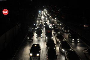 Autombiles travel on a darkened street after the failure of electrical services in an earthquake, April 16, 2016 in Guayaquil, Ecuador. At least 28 people were killed by a strong 7.8-magnitude earthquake that struck northwestern Ecuador, the country's Vice President Jorge Glas said. A tate of emergency had been declared nationwide. / AFP PHOTO / MARCOS PIN MENDEZ