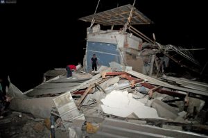 Residents survey destroyed housing following an earthquake, April 16, 2016 in Guayaquil, Ecuador. At least 28 people were killed by a strong 7.8-magnitude earthquake that struck northwestern Ecuador, the country's Vice President Jorge Glas said. A tate of emergency had been declared nationwide. / AFP PHOTO / Ariel Ochoa