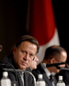 Panamanian President Juan Carlos Varela (L) listens to a speech during the Panama investment seminar in Tokyo on April 19, 2016.  Varela arrived in Japan on April 17 for a five-day visit. / AFP PHOTO / TOSHIFUMI KITAMURA