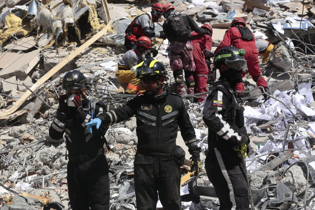 Rescuers search for survivors amid the rubble of collapsed buildings in Portoviejo, Ecuador, on April 19, 2016. Three days after the powerful 7.8-magnitude quake struck Ecuador's Pacific coast in a zone popular with tourists, 480 people are known to have died, the government said. / AFP PHOTO / Juan Cevallos