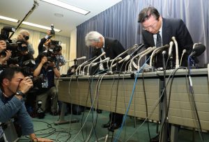 Mitsubishi Motors president and COO Tetsuo Aikawa (R) and vice president Ryugo Nakao (L) bow at the end of their press conference in Tokyo on April 20, 2016. Japanese automaker Mitsubishi on April 20 admitted it manipulated pollution data in more than 600,000 vehicles, after reports of misconduct sent its Tokyo-listed shares plummeting earlier in the day. / AFP PHOTO / JIJI PRESS / JIJI PRESS / Japan OUT