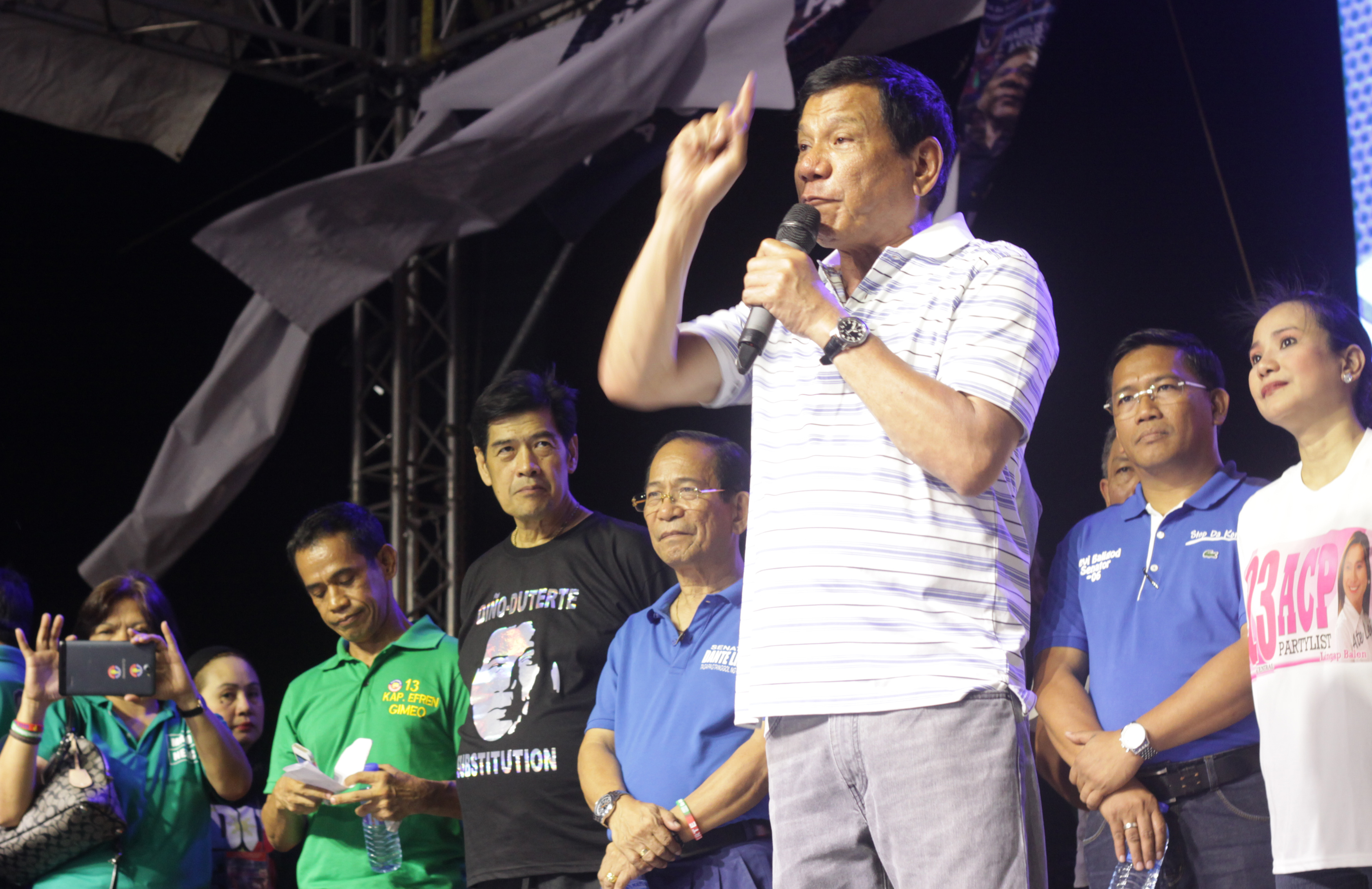 This photo taken on April 19, 2016 shows Rodrigo Duterte, front-runner presidential candidate for the May 9 elections, speaking during a campaign sortie in Iloilo City, central Philippines. Trash-talking Philippine presidential favourite Dutere has warned he is prepared to cut diplomatic ties with the United States and Australia after their ambassadors criticised his joke about the jailhouse rape of a missionary. / AFP PHOTO / STR