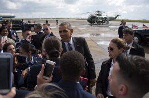 US President Barack Obama (Facing C) shakes hands with members of the US Air Force as he prepares to leave London's Stansted airport on April 24, 2016, on his way to Germany. / AFP PHOTO / Jim Watson