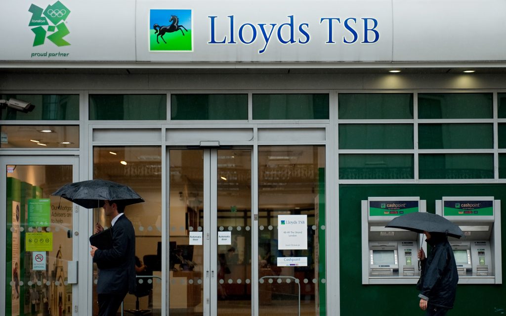 A Lloyds Banking Group branch is pictured in central London on August 4, 2011. Britain's state-rescued Lloyds Banking Group on Thursday reported a first-half net loss of £2.3 billion (2.6 billion euros, $3.8 billion) after being forced to compensate clients who were mis-sold insurance. LBG, which last month axed 15,000 jobs as it bids to halve its international division, said its loss after tax for the six months to June compared with a net profit of £596 million in the first half of 2010. AFP PHOTO/LEON NEAL / AFP PHOTO / LEON NEAL