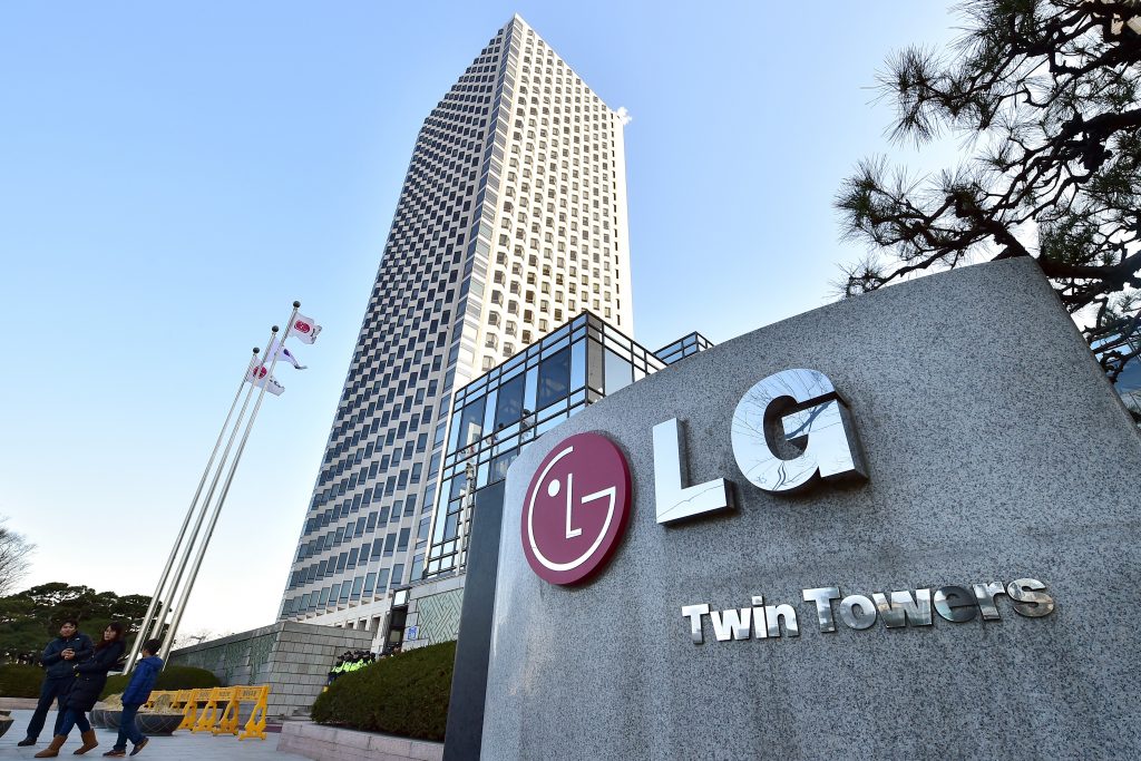 The logo of South Korea's LG Group is seen in front of the company's headquarters in Seoul on December 26, 2014. South Korean prosecutors raided the headquarters of LG Electronics in a probe into the destruction of rival Samsung's washing machines at stores in Germany, company officials said.    AFP PHOTO / JUNG YEON-JE / AFP PHOTO / JUNG YEON-JE