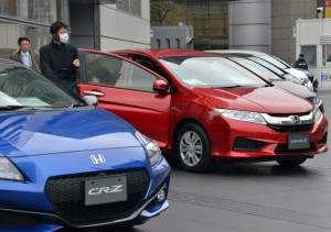 Customers check out vehicles displayed by Japanese auto giant Honda Motor at a Honda showroom in Tokyo on January 29, 2016. Honda reported a fall in nine-month operating profit due to "quality related costs," seen as linked to an exploding airbag crisis at parts supplier Takata, but said net profit rose. Net profit in the nine months through December rose 2.4 percent to 437.9 billion yen (3.62 billion USD), as sales jumped 11.3 percent to 10.94 trillion yen, the company said in a statement. AFP PHOTO / Yoshikazu TSUNO