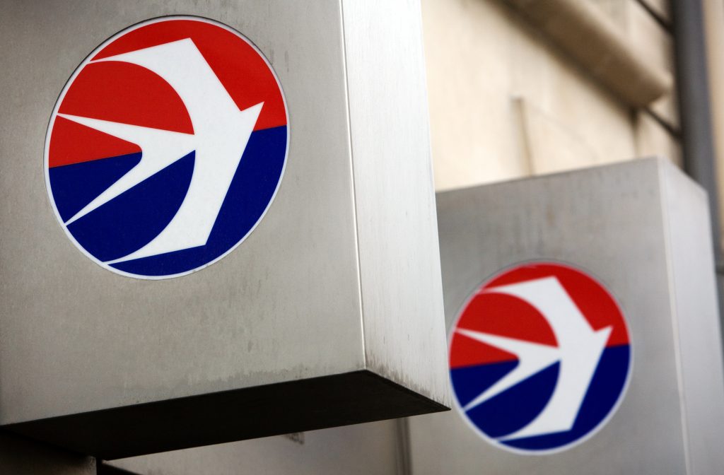 (FILES) A file picture taken on March 25, 2010 in Paris shows the logo of the China Eastern Airlines company. China Eastern Airlines said on December 30 it had signed an agreement with the Europe-based Airbus aviation consortium to buy 50 A320 airliners with a list price of 3.22 billion US dollars. AFP PHOTO / LOIC VENANCE / AFP PHOTO / LOIC VENANCE