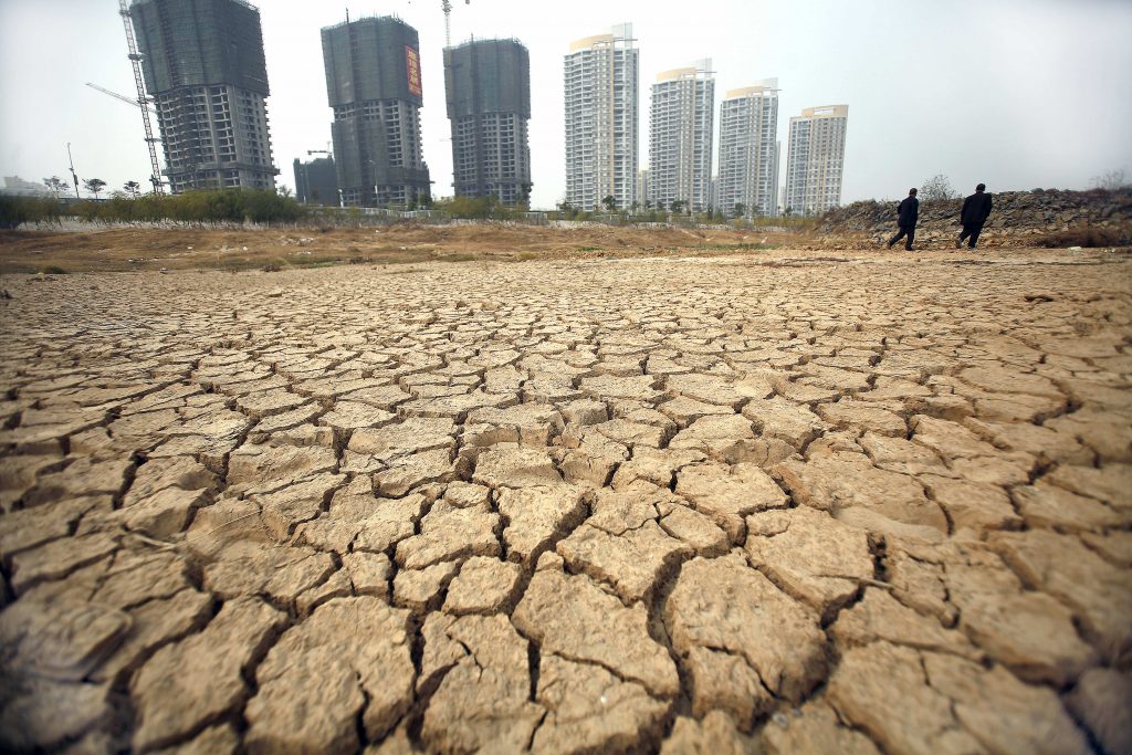 The dry riverbed of the Gan river, which flows into Poyang lake and is a major tributary of the Yangtze, as the river dries up near the Jiangxi capital of Nanchang, 05 December 2007, due to the drought that began in July.  Water levels in Poyang Lake in Jiangxi province, China's largest fresh water lake, are nearing record lows as a drought exacerbates, causing severe water shortages for industrial and residential users.                CHINA OUT GETTY OUT        AFP PHOTO / AFP PHOTO / STR