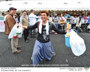 A resident of Mashiki is very happy after receiving emergency assistance from the Iglesia Ni Cristo "AId to Humanity" for quake victims in Kumamoto, Japan. (Photo courtesy FYM Foundation)