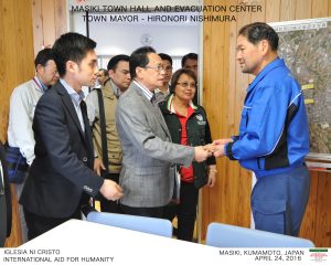 Mashiki town mayor Hironori Nishimura thanks the Iglesia Ni Cristo representives led by INC General Auditor Glicerio Santos Jr., for sending emergency relief assistance to his townpeople. (Photo courtesy FYM Foundation)