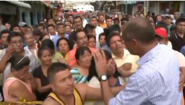 Ecuadorians in the hard-hit Manabi province beg Vice President Jorge Glas to help them look for victims.(photo grabbed from Reuters video) 