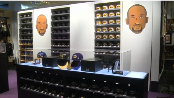 Lakers fans scramble for Kobe Bryant merchandise in Los Angeles ahead of the basketballer's last game.(photo grabbed from Reuters video) 