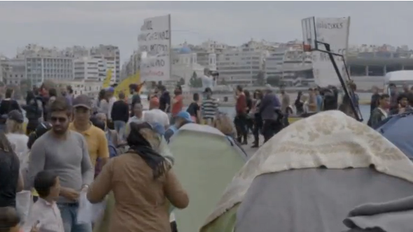 Greeks gathered to show support to refugees in the port city of Piraeus in the past weekend.(photo grabbed from Reuters video) 