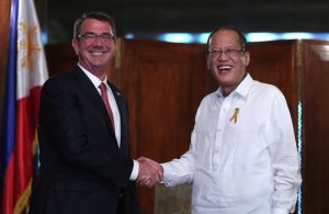 President Benigno S. Aquino III welcomes U.S. Defense Secretary Ashton Carter during the courtesy call at the President’s Hall Malacañang Palace (April 14). (Photo by Joseph Vidal/ Malacañang Photo Bureau) 