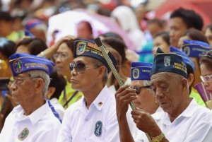 The war veterans listen while President Benigno S. Aquino III delivers his speech during 74th Commemoration of the ArawngKagitingan (Day of Valor) on Saturday (April 09). This year’s theme: “IsabuhayangKagitingan, Kapayapaan ay Pagkaisahan, KamtinangMithingKaunlaran." (Photo by RobertViñas / Malacañang Photo Bureau)