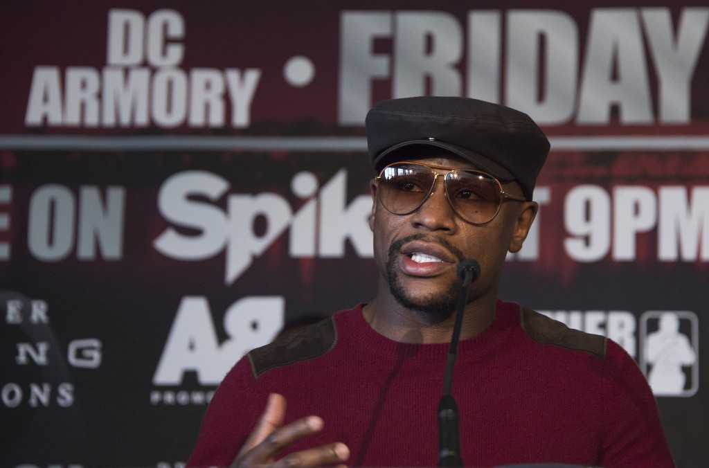 Promoter and former champion boxer Floyd Mayweather (C) speaks during a press conference announcing WBA super lightweight champion Adrien Broner's fight against Ashley Theophane, in Washington, DC, February 29, 2016.   The title contest is scheduled to take place April 1, 2016 at the D.C. Armory in Washington DC. / AFP PHOTO / JIM WATSON