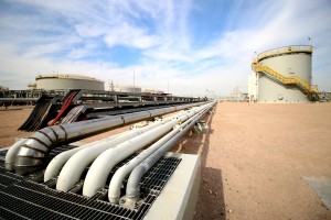A general view shows pipelines in the newly opened section of the oil refinery of Zubair, southwest of Basra in southern Iraq, on March 3, 2016. Iraq's oil exports and revenue dipped in February compared with the previous month as low global crude prices offered Baghdad no financial respite, a statement said on March 1. Iraq's federal government exported a total of 93,536,000 barrels of crude last month, which amounts to a lower daily average than January, the oil ministry said. / AFP PHOTO / HAIDAR MOHAMMED ALI