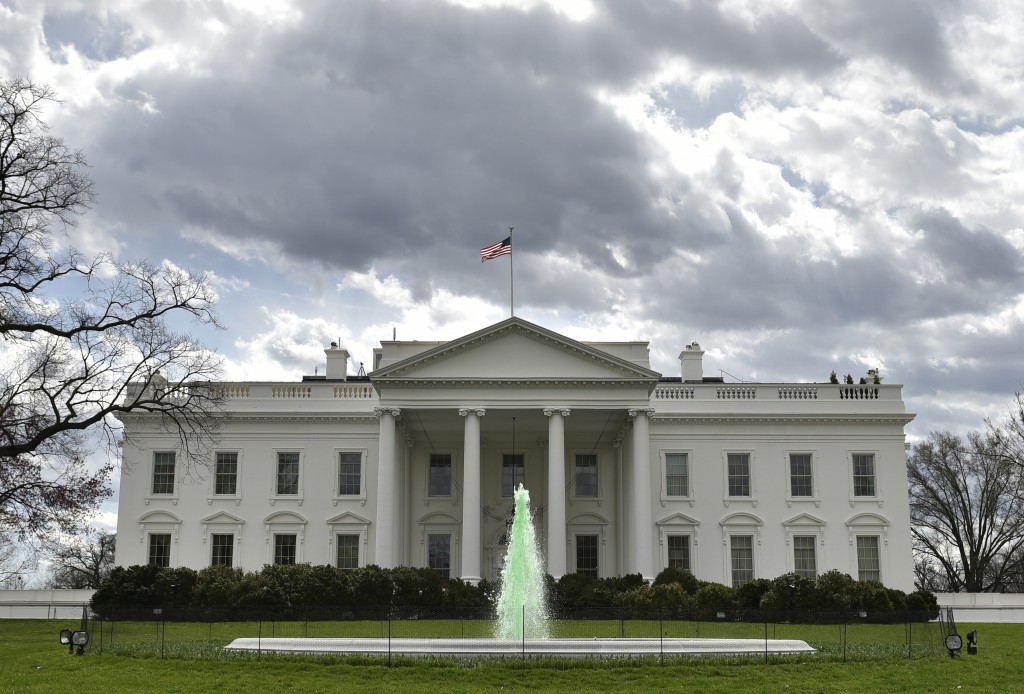 The fountain on the North Lawn of the White House is colored green in celebration of Saint Patrick's Day on March 17, 2016 in Washington, DC. / AFP PHOTO / Mandel Ngan