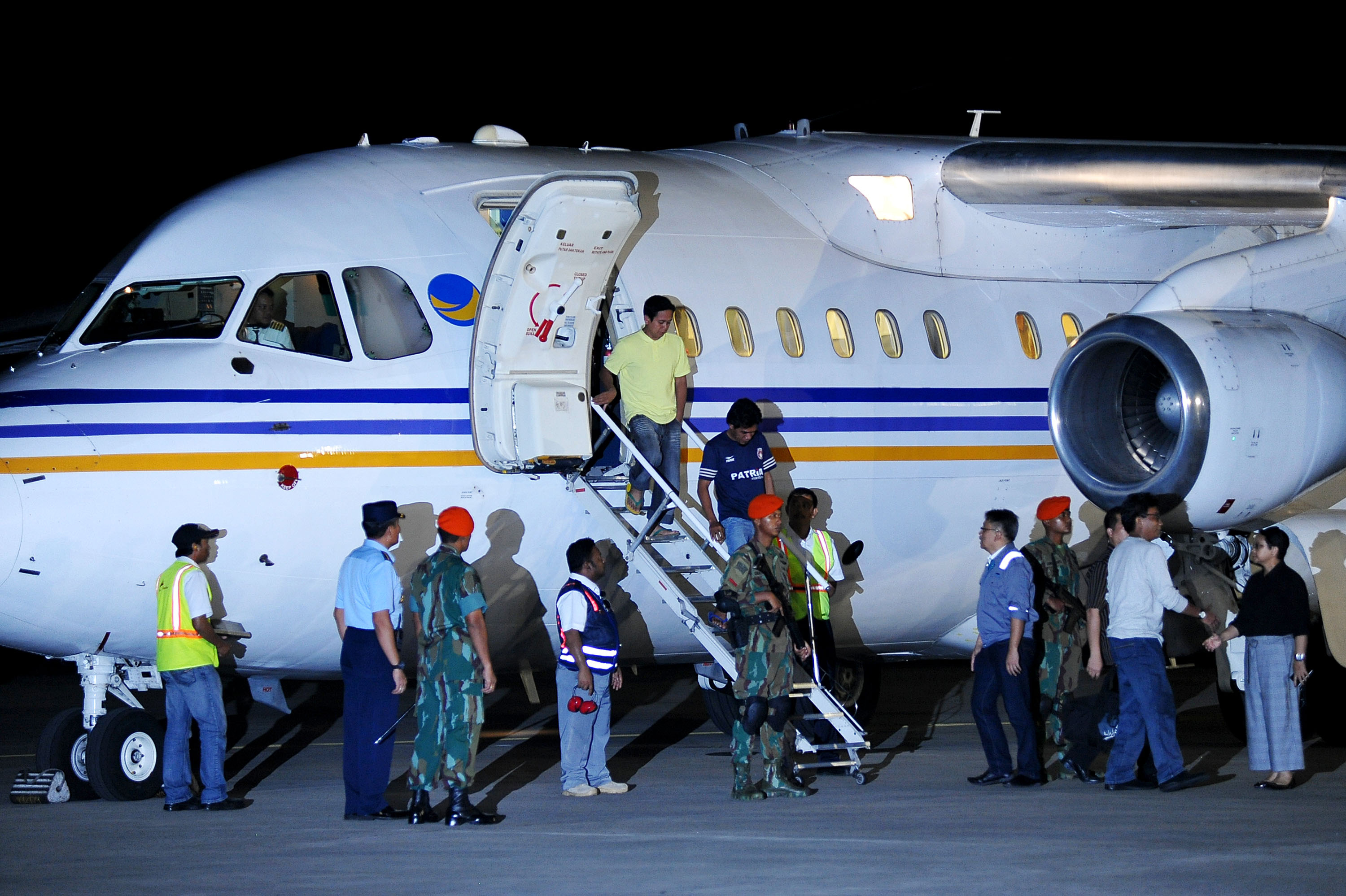 This picture taken on May 1, 2016 shows Indonesian sailors, who were taken hostage by Abu Sayyaf Islamic militants in the Philippines, get off a plane upon their arrival at Halim Perdanakusuma Airbase in Jakarta. Ten Indonesian sailors held hostage by Abu Sayyaf Islamic militants returned home on May 1, 2016 after being freed in the southern Philippines, less than a week after the gunmen beheaded a Canadian captive. / AFP PHOTO / Jefri Tarigan