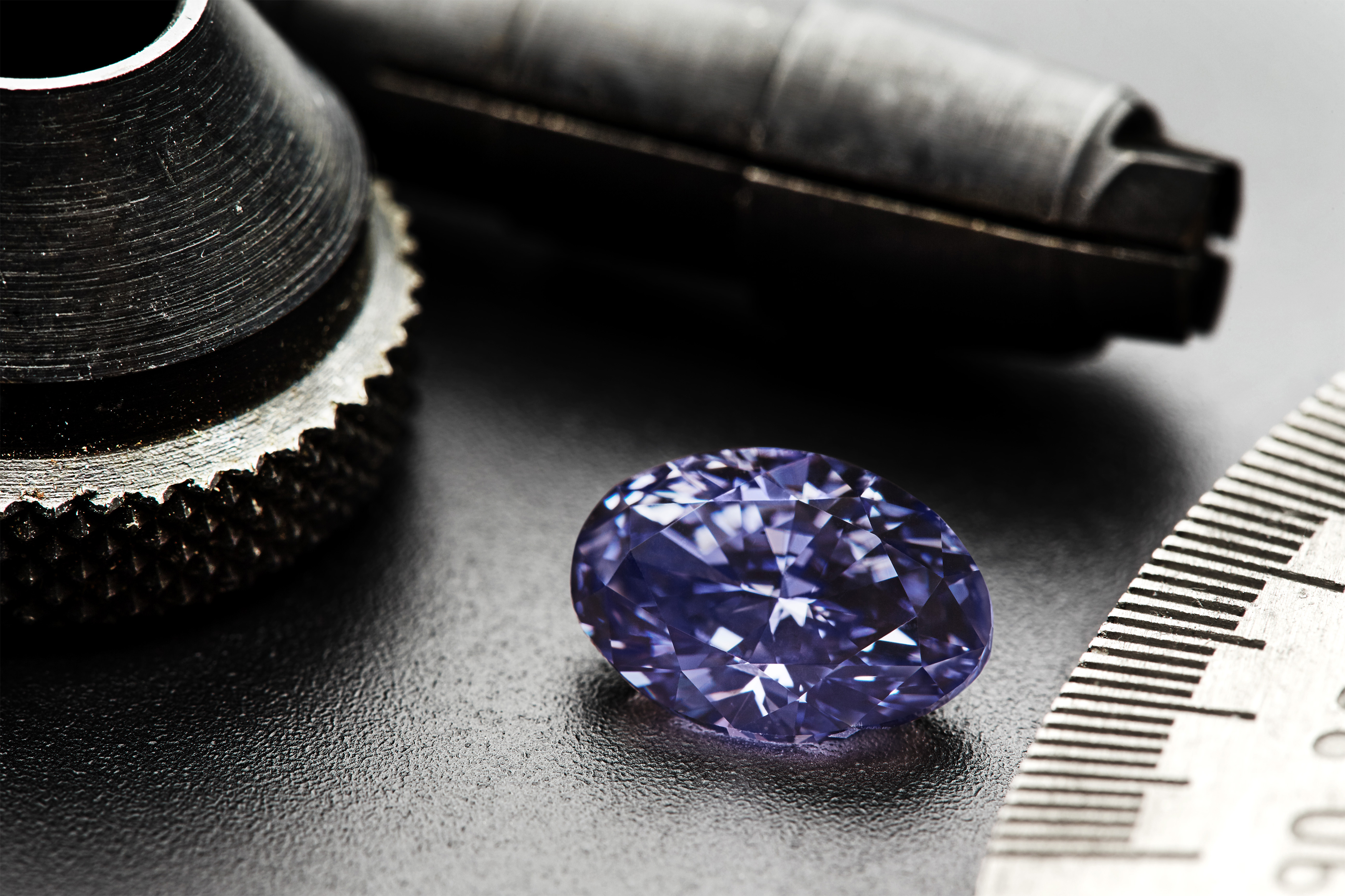 This undated handout picture released on May 3, 2016 by Rio Tinto in Australia shows a rare violet uncut diammond discovered in August 2015 at Australia's remote Argyle mine. The rare violet diamond, the largest of its kind ever found at the Argyle mine, will be the centrepiece of Rio Tinto's annual pink diamonds showcase, the company said on May 3, 2016. / AFP PHOTO / RIO TINTO / STR / ----EDITORS NOTE ---- RESTRICTED TO EDITORIAL USE MANDATORY CREDIT " AFP PHOTO / RIO TINTO" - NO MARKETING - NO ADVERTISING CAMPAIGNS - DISTRIBUTED AS A SERVICE TO CLIENTS - NO ARCHIVES