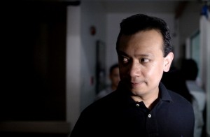 Independent vice presidential candidate Antonio Trillanes answers questions during an ambush interview after his press conference at the Magdalo headquarters in Manila on May 5, 2016. Anti-establishment Philippine politician Rodrigo Duterte's rollicking ride to presidential favouritism has triggered warnings of a coup should he win next week's election, with opponents warning he is a dictator in the making. Trillanes said some in the military were "strongly averse" to Duterte's long-standing ties with communists, and that a coup was "very likely". / AFP PHOTO / NOEL CELIS