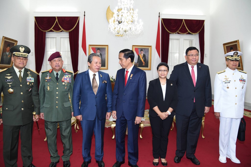A handout photo from the presidential palace shows Indonesian President Joko Widodo (C) standing for a photo session next to Indonesian Military Chief Gatot Nurmantyo (1st L), Indonesian Foreign Minister Retno Marsudi (3rd R), Malaysia's Military Chief General Zulkifeli Mohd Zin (2nd L), Malaysia's Foreign Minister Anifah Aman (3rd L), Philippines' Foreign Minister Jose Rene D. Almendras (2nd R) and Acting Military Chief Vice Admiral Caesar C. Taccad (1st R) during a trilateral meeting at the Gedung Agung palace in Yogyakarta on May 5, 2016. Indonesia, Malaysia and the Philippines are to launch a joint patrol in their waters after a recent surge of kidnappings by a radical Islamic group, according to an agreement struck on May 5. / AFP PHOTO / PRESIDENTIAL PALACE / STR / RESTRICTED TO EDITORIAL USE - MANDATORY CREDIT "AFP PHOTO / Presidential Palace" - NO MARKETING NO ADVERTISING CAMPAIGNS - DISTRIBUTED AS A SERVICE TO CLIENTS