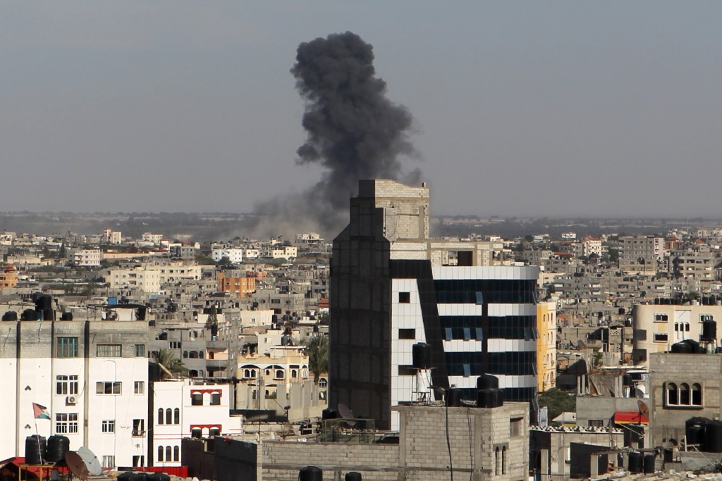 Smoke rises following an Israeli air strike in Rafah, in the southern Gaza Strip, on May 5, 2016. Israeli warplanes struck four new Hamas positions in the southern Gaza Strip, as a flare-up continued to threaten a 2014 ceasefire agreement. / AFP PHOTO / SAID KHATIB