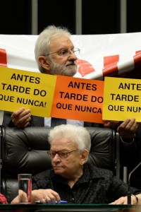 Brazilian deputies celebrate the decision of the Supreme Court (STF) to remove the deputy Eduardo Cunha of the presidency of the lower house of Congress in Brasilia, on May 05, 2016. A Brazilian Supreme Court justice on Thursday suspended Eduardo Cunha, the senior lawmaker at the center of efforts to impeach President Dilma Rousseff, citing his attempt to obstruct a probe into his alleged corruption. The speaker of Brazil's lower house of Congress is the architect of the impeachment drive which is expected to see Rousseff forced to step aside from office on Wednesday. / AFP PHOTO / ANDRESSA ANHOLETE