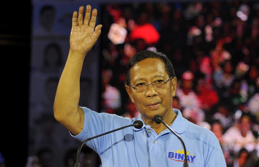 Presidential candidate and Vice President Jejomar Binay speaks to supporters during his Miting De Avance in Manila on May 7, 2016. Philippine President Benigno Aquino warned May 7 the frontrunner in the race to replace him carried similar dangers to Hitler and would bring terror to the nation. / AFP PHOTO / NOEL CELIS