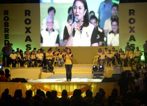 This photo taken on May 7, 2016 shows Vice-presidential candidate Leni Robredo of the ruling party, speaks during the political campaign rally in Manila. President Aquino warned May 7, the frontrunner in the race to replace him carried similar dangers to Hitler and would bring terror to the nation. / AFP PHOTO / TED ALJIBE