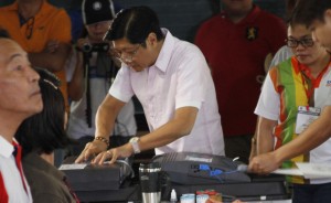 Ferdinand Marcos Jnr. (C), vice-presidential candidate and son of the late dictator Ferdinand Marcos, casts his ballot in the presidential election at a polling station in Batac, Ilocos norte province, north of Manila on May 9, 2016. / AFP PHOTO / STR