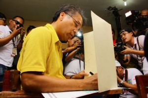 Presidential candidate of the ruling party Mar Roxas casts his ballot in the presidential election at a polling station in Roxas City, Capiz province, in the central Philippines on May 9, 2016. / AFP PHOTO / Tara Yap