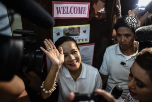 Philippine presidential candidate Senator Grace Poe (C) waves as she arrives to cast her vote in the presidential election at a polling center in Manila on May 9, 2016. The Philippines on May 9 launched elections to elect a new president with anti-establishment firebrand Rodrigo Duterte the shock favourite after an incendiary campaign full of profanity-laced threats to kill criminals. Late Monday night, Poe concedes to Duterte / AFP PHOTO / MOHD RASFAN
