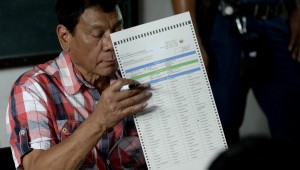 Presidential frontrunner and Davao City Mayor Rodrigo Duterte casts his vote at a voting precint at Daniel Aguinaldo National High School in Davao City, on the southern island of Mindanao on May 9, 2016./AFP PHOTO / NOEL CELIS