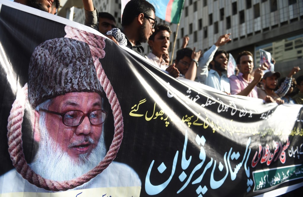 Pakistani students shout slogans during a protest against the execution of the leader of Bangladesh's top Islamist party Jamaat-e-Islami, Motiur Rahman Nizami, in Karachi on May 11, 2016. Clashes erupted in Bangladesh after the execution of a top Islamist leader, heightening tension in a country reeling from a string of killings of secular and liberal activists. Motiur Rahman Nizami, leader of the Jamaat-e-Islami party, was hanged at a Dhaka jail late May 10 for the massacre of intellectuals during the 1971 independence war with Pakistan. / AFP PHOTO / RIZWAN TABASSUM
