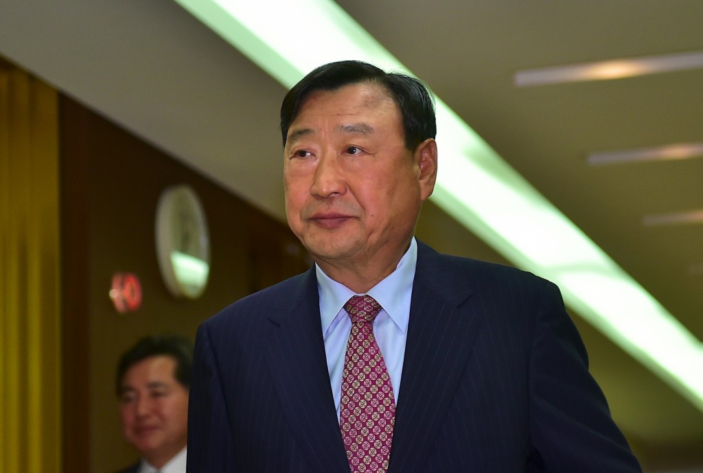 Former South Korean commerce minister Lee Hee-Beom arrives to attend a general assembly of the PyeongChang 2018 Organizing Committee to determine the committee's new chief in Seoul on May 12, 2016.  Lee Hee-Beom, newly-elected chief organiser of the 2018 Winter Olympics in South Korea, vowed to quell concerns prompted by a sudden departure of his predecessor less than two years before the Games. / AFP PHOTO / JUNG YEON-JE