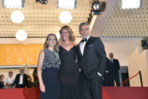 US director Jodie Foster (L), US actress Julia Roberts (C) and US actor George Clooney pose on May 12, 2016 before leaving the Festival Palace after the screening of the film "Money Monster" at the 69th Cannes Film Festival in Cannes, southern France. / AFP PHOTO / LOIC VENANCE