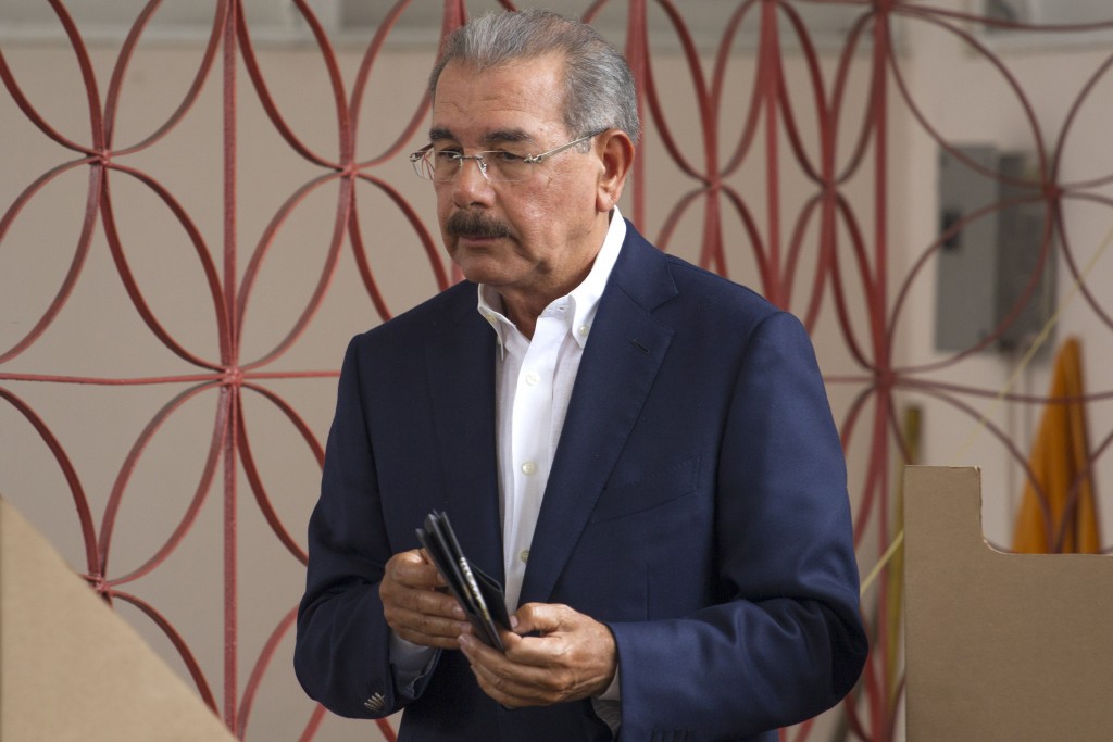 Dominican President and presidential candidate for the Democratic Liberation Party (PLD), Danilo Medina, votes at a polling station in Santo Domingo during general elections on May 15, 2016. Voting began Sunday in the Dominican Republic's presidential election, where incumbent leader Danilo Medina is tipped to win despite grinding poverty and widespread crime. / AFP PHOTO / ERIKA SANTELICES