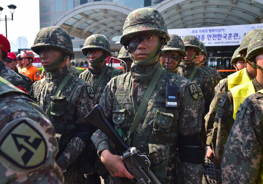 South Korean soldiers take part in an anti-terror drill in Seoul on May 17, 2016. South Korea's defence ministry said on May 17 it was pushing to scrap nearly all existing exemptions to mandatory military service, citing a shortfall in the number of conscripts. / AFP PHOTO / JUNG YEON-JE