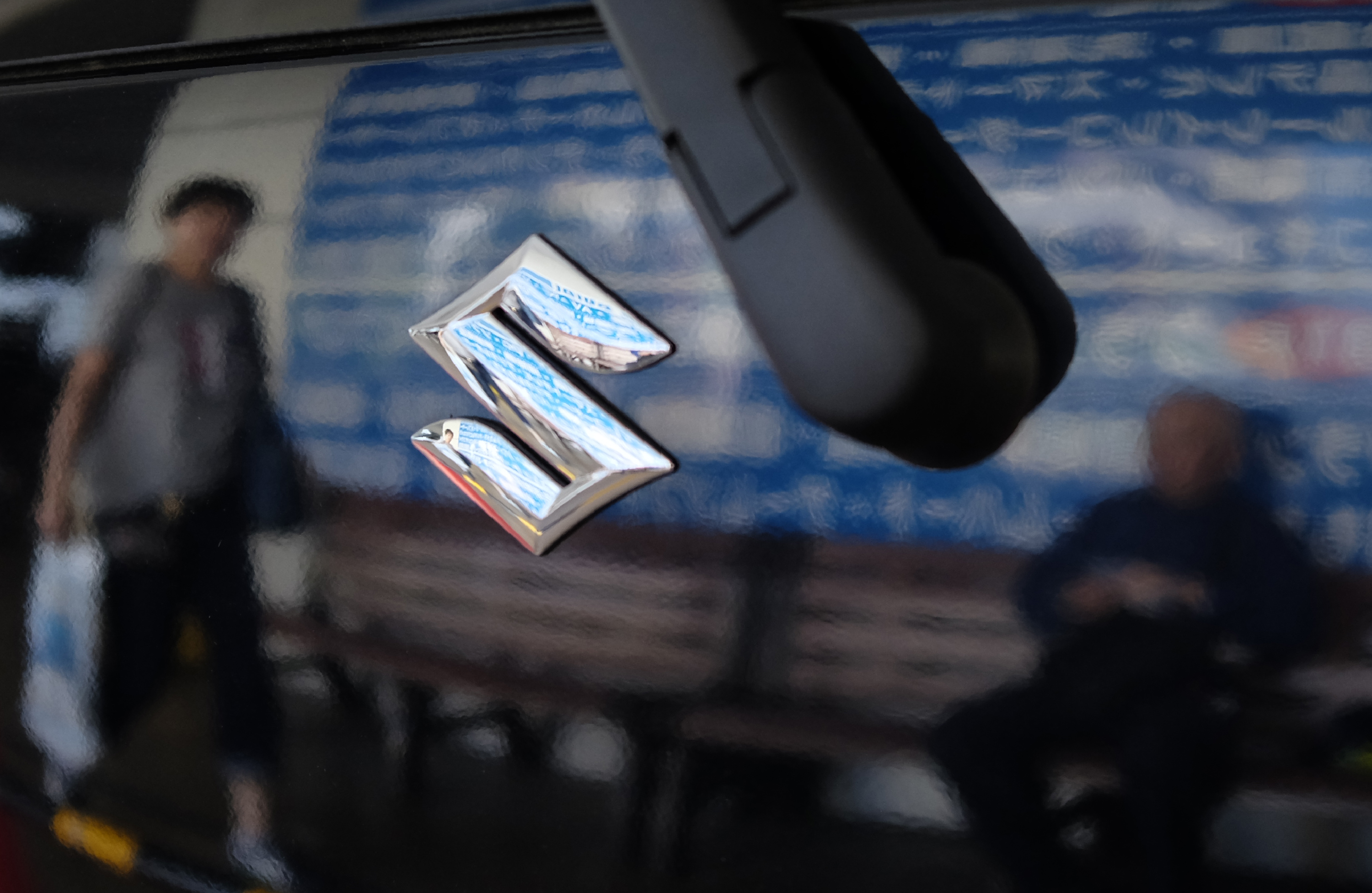 The emblem of Japanese automaker Suzuki Motor is seen on the company's latest compact car in Tokyo on May 18, 2016.  Suzuki Motor on May 18 admitted it found "discrepancies" in its fuel-economy and emissions testing, but denied that it manipulated data to make cars seem more efficient than they were. / AFP PHOTO / KAZUHIRO NOGI