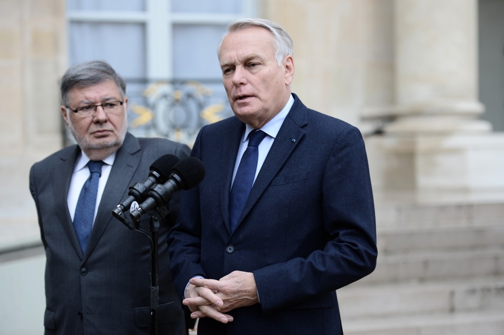 French Foreign minister Jean-Marc Ayrault (C), flanked by French junior minister for Transport, Maritime Economy and Fishery Alain Vidalies, speaks to journalists following a crisis meeting of top ministers at the Elysee Presidential palace in Paris, after an EgyptAir flight from Paris to Cairo disappeared from radar. Egyptian search teams combed the Mediterranean for signs of an EgyptAir flight that vanished from radar screens en route from Paris to Cairo on May 19, 2016 with 66 people on board, the airline said. Twenty-six foreigners were among the 56 passengers, including 15 French citizens, a Briton and a Canadian, EgyptAir said. / AFP PHOTO / STEPHANE DE SAKUTIN