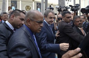 The former president of the Spanish government Jose Luis Rodriguez Zapatero (C) walks after a meeting with the president of the Venezuelan National Assembly Henry Ramos Allup (L, background) in Caracas on May 19, 2016 Venezuela's opposition on Thursday kept pressure on beleaguered President Nicolas Maduro after protests demanding his ouster amid a mounting political and economic crisis. / AFP PHOTO / JUAN BARRETO