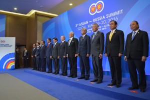 From L: ASEAN Secretary General Le Luong Minh, Brunei's Sultan Hassanal Bolkiah, Cambodian Prime Minister Hun Sen, Indonesian President Joko Widodo, Laos Prime Minister Thongloun Sisoulith, Russian President Vladimir Putin, Malaysia's Prime Minister Najib Razak, Myanmar President Htin Kyaw, Prime Minister of Singapore Lee Hsien Loong, Thailand's Prime Minister Prayut Chan-O-Cha and Vietnamese Prime Minister Nguyen Xuan Phuc pose for a family photo during the Russia-ASEAN summit in Sochi on May 20, 2016. / AFP PHOTO / SPUTNIK / ALEXEI DRUZHININ
